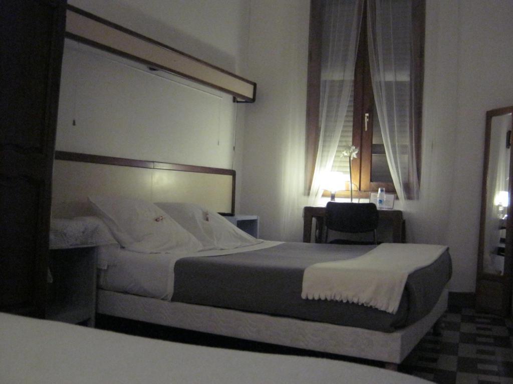 Hotel Innova Cardabella Avignon Room photo